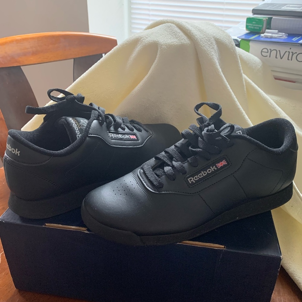 Black Reebok tennis. Size 9.5. Worn once